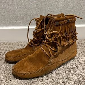 Minnetonka boots size 9